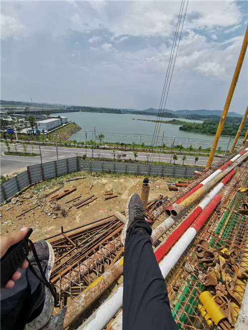 蕲春县作业中发生设备损坏或人员意外，责任怎么划分？